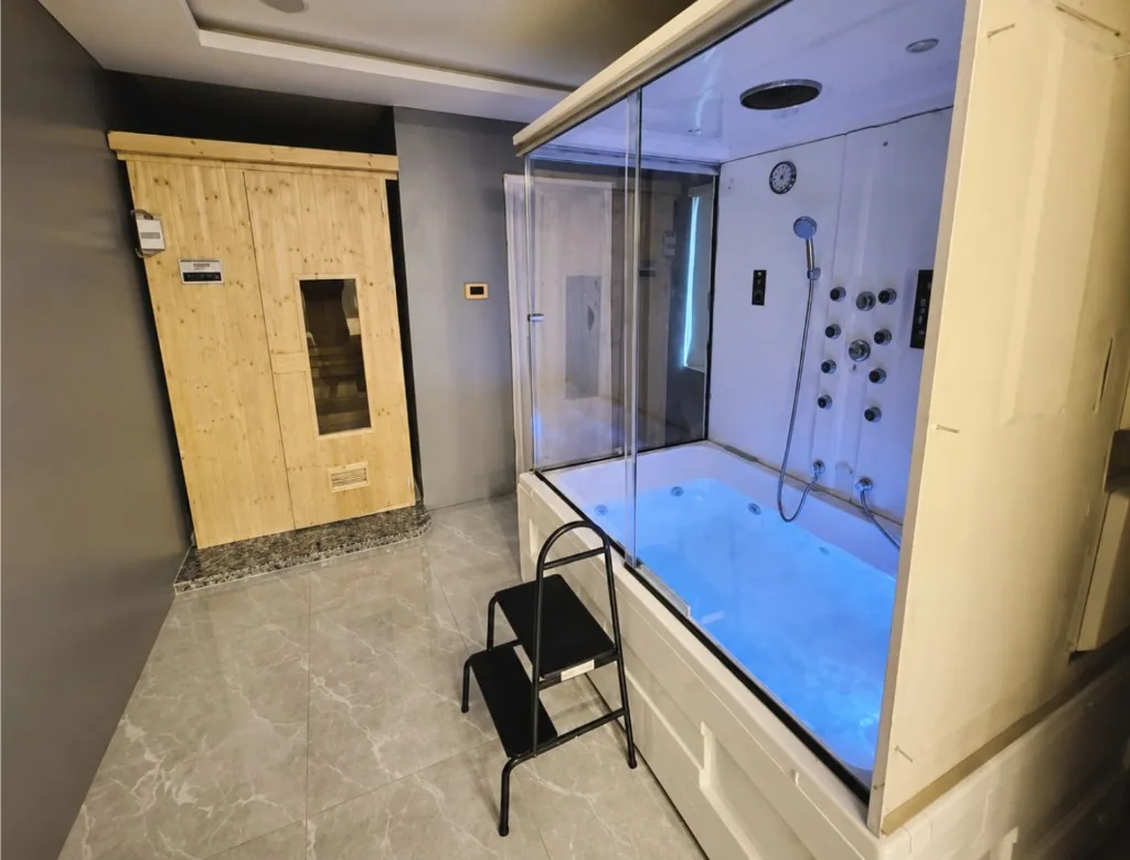 Luxury jacuzzi room at Zoyo Luxury Spa designed for relaxation and wellness.